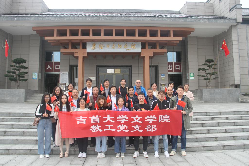 图为 全体人员在粟裕故居纪念馆合影 张意摄
